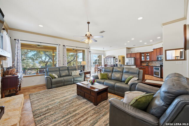 Listing photo id 7 for 1616 Canyon Lake Dr