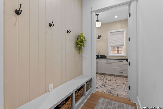 Image 27 of 37 For 808 Canterbury Hill St