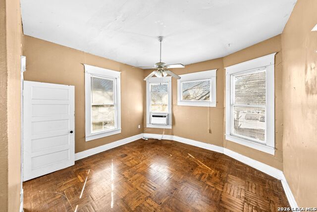 Image 11 of 51 For 124 Ashby Pl E