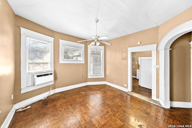 Image 12 of 51 For 124 Ashby Pl E