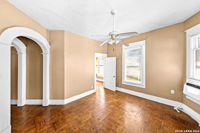 Image 13 of 51 For 124 Ashby Pl E