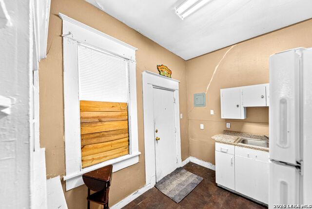 Image 14 of 51 For 124 Ashby Pl E