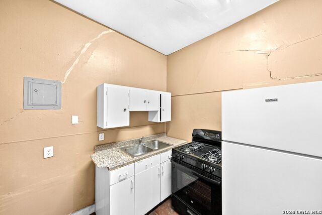 Image 15 of 51 For 124 Ashby Pl E