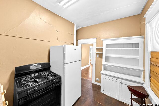 Image 16 of 51 For 124 Ashby Pl E