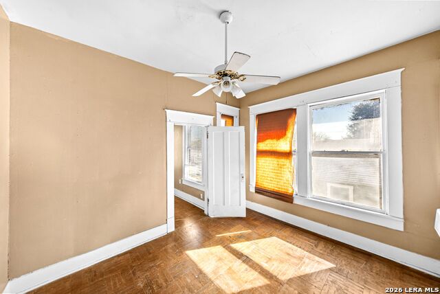 Image 17 of 51 For 124 Ashby Pl E