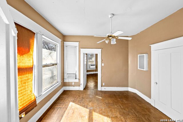 Image 19 of 51 For 124 Ashby Pl E