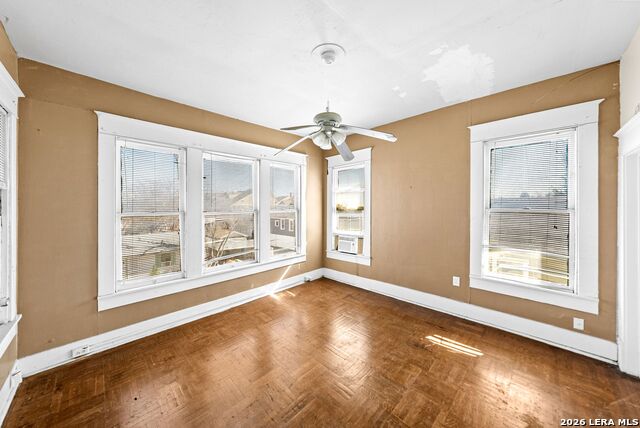 Image 20 of 51 For 124 Ashby Pl E