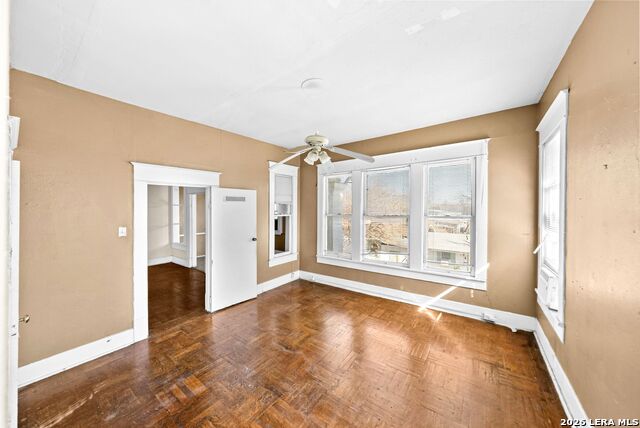 Image 21 of 51 For 124 Ashby Pl E