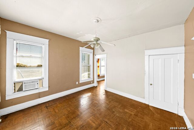 Image 22 of 51 For 124 Ashby Pl E