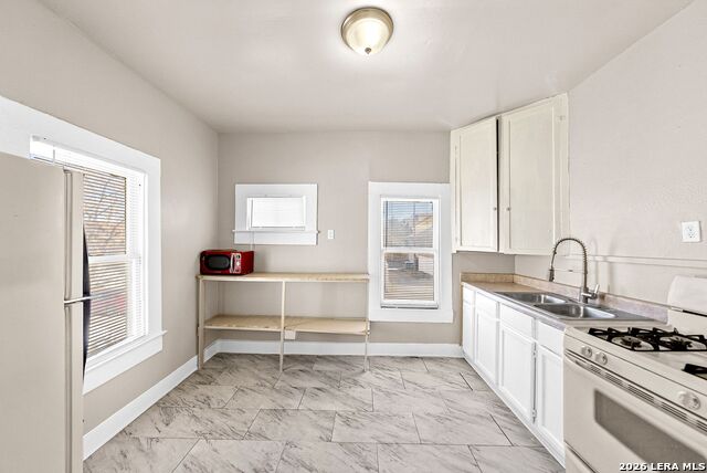 Image 27 of 51 For 124 Ashby Pl E