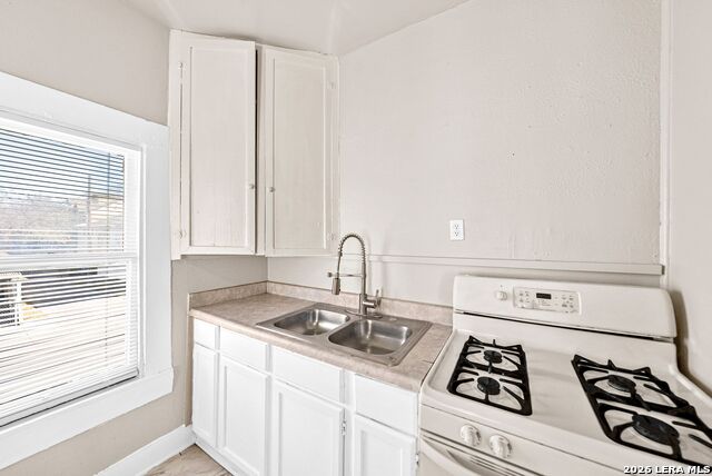 Image 28 of 51 For 124 Ashby Pl E