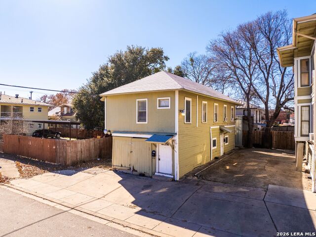 Image 3 of 51 For 124 Ashby Pl E