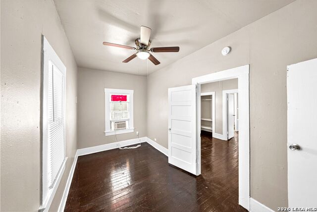 Image 35 of 51 For 124 Ashby Pl E