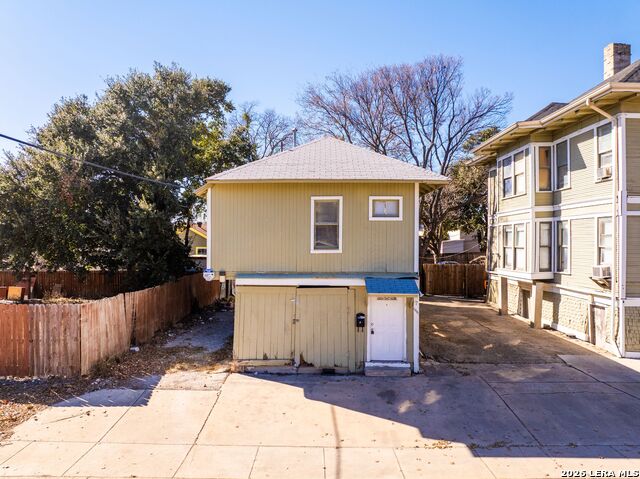 Image 4 of 51 For 124 Ashby Pl E