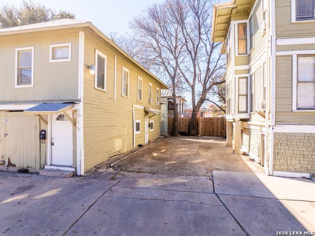 Image 5 of 51 For 124 Ashby Pl E