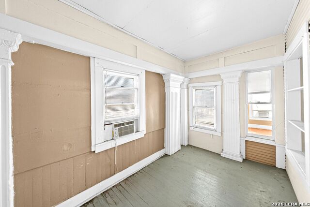 Image 9 of 51 For 124 Ashby Pl E