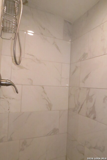 Image 14 of 25 For 710 Karen Ln