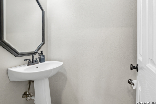 Image 6 of 47 For 2634 Lakehills St