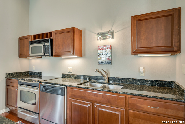 Image 17 of 24 For 214 Travis E Apt 301