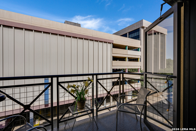 Image 5 of 24 For 214 Travis E Apt 301