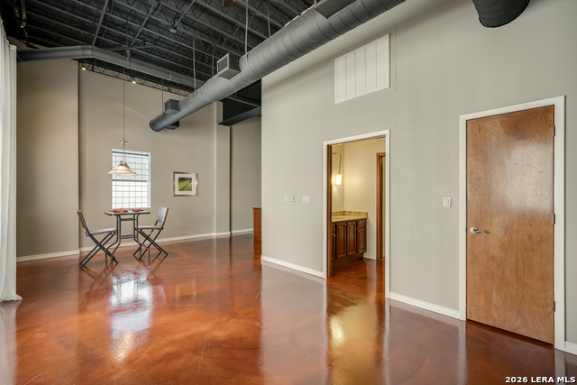 Image 9 of 24 For 214 Travis E Apt 301