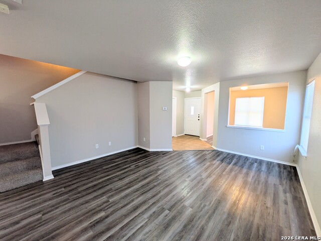 Image 8 of 39 For 4714 Roxio Dr