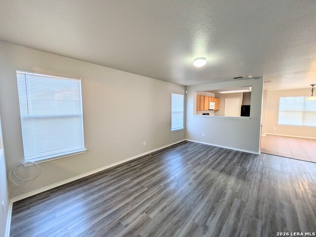 Image 9 of 39 For 4714 Roxio Dr