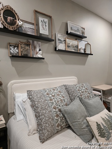 Image 17 of 28 For 511 Woodlawn Avenue E