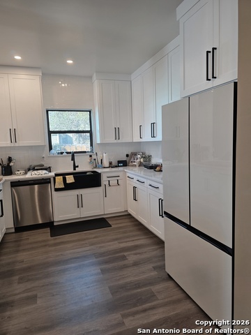 Image 21 of 28 For 511 Woodlawn Avenue E