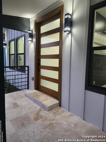 Image 3 of 28 For 511 Woodlawn Avenue E