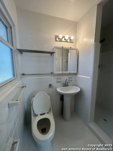 Listing photo id 8 for 355 Cresham  