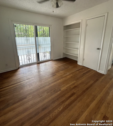 Listing photo id 3 for 355 Cresham  