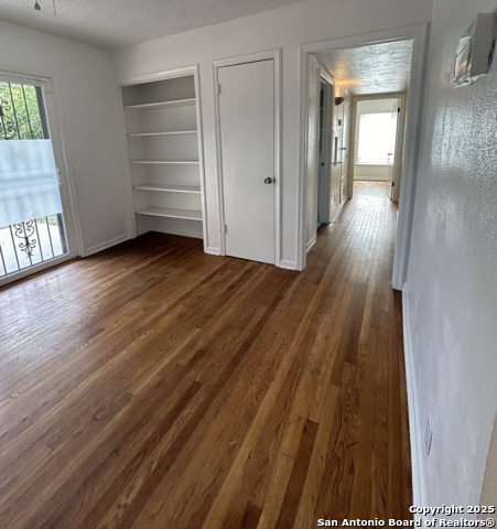 Listing photo id 4 for 355 Cresham  