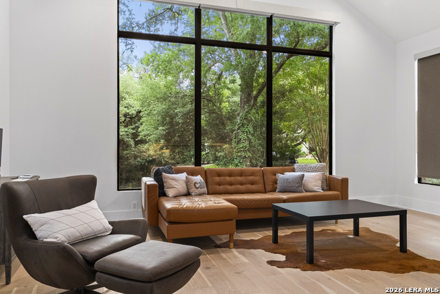 Image 20 of 39 For 119 Grant Ave