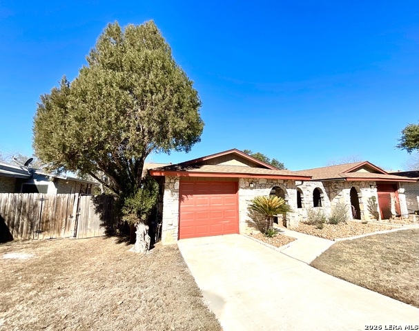 Listing photo id 1 for 6905 Forest Meadow Street