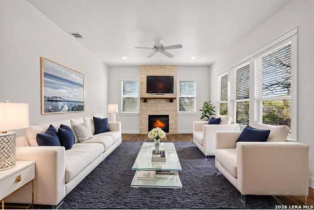 Listing photo id 6 for 588 Texas  