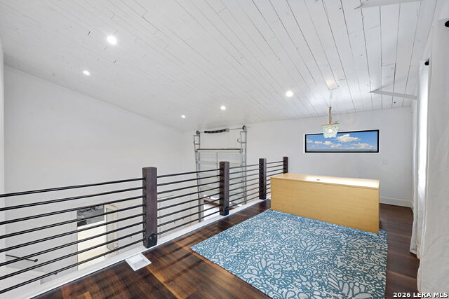 Listing photo id 10 for 2870 Rebecca Creek