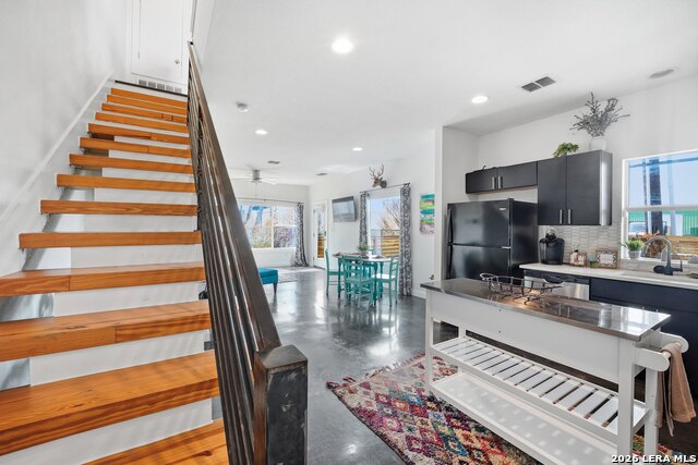 Image 18 of 29 For 716 Cherry N