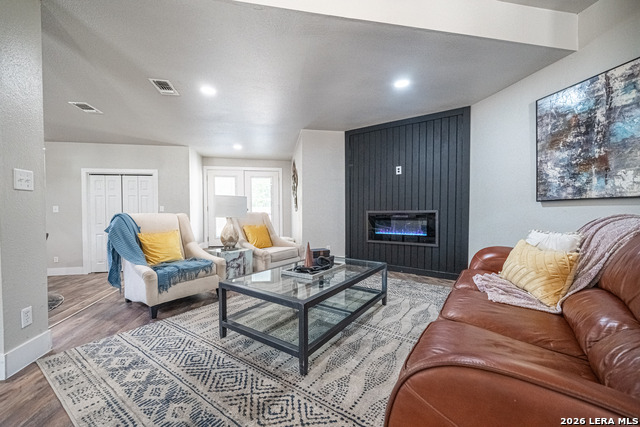 Image 21 of 43 For 159 Hackberry Avenue S