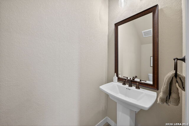 Image 19 of 37 For 5843 Whitby #11