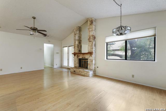 Listing photo id 8 for 4322 Center Oak Woods