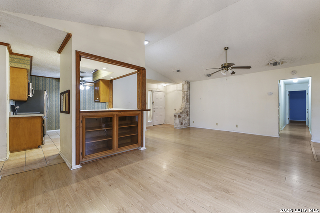 Listing photo id 9 for 4322 Center Oak Woods