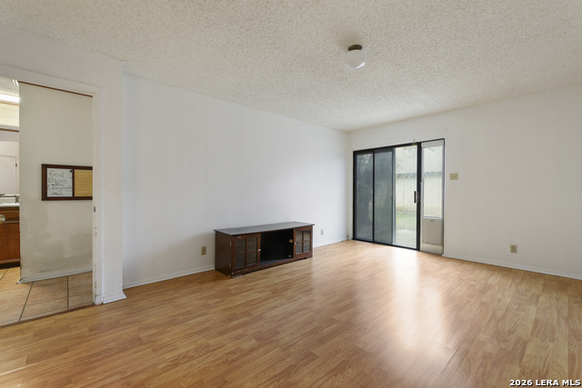 Listing photo id 16 for 4322 Center Oak Woods