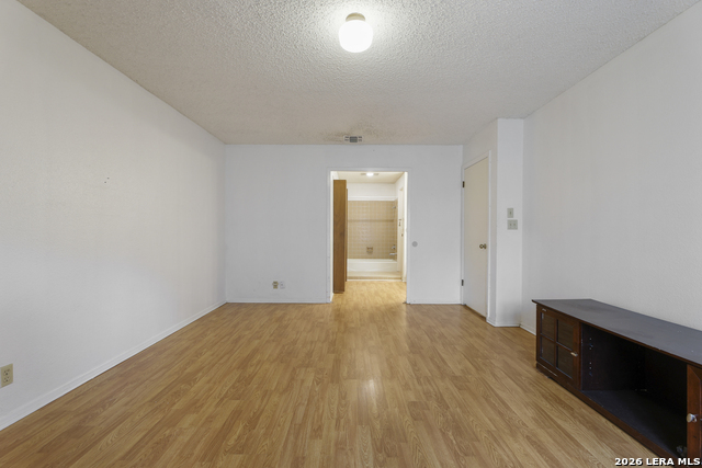 Listing photo id 18 for 4322 Center Oak Woods