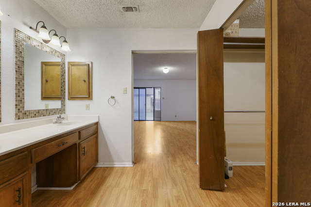 Listing photo id 21 for 4322 Center Oak Woods