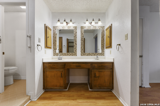 Listing photo id 23 for 4322 Center Oak Woods