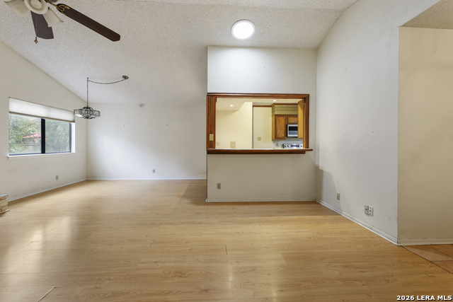 Listing photo id 6 for 4322 Center Oak Woods