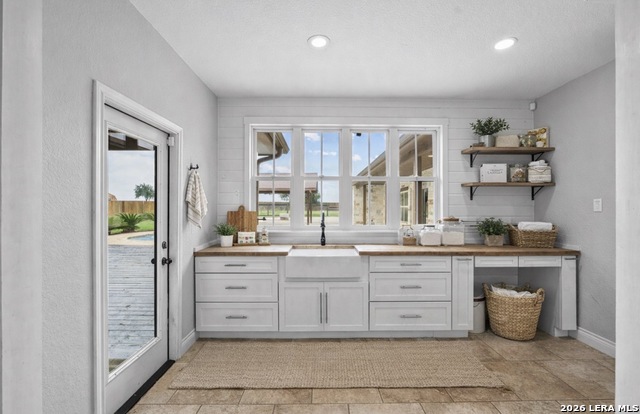 Image 15 of 66 For 622 Dickson N