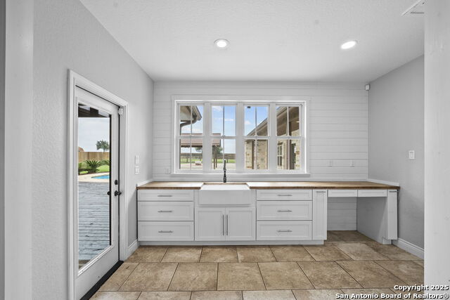 Image 16 of 66 For 622 Dickson N