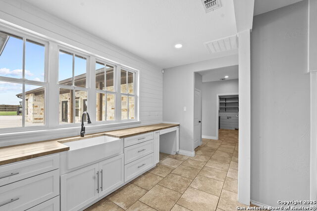 Image 17 of 66 For 622 Dickson N